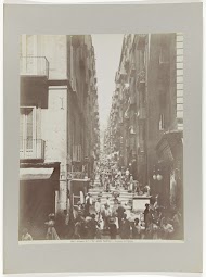 Straat met trap en mensen in Napels