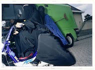 Twee jonge vrouwen in niqaab op de brommer