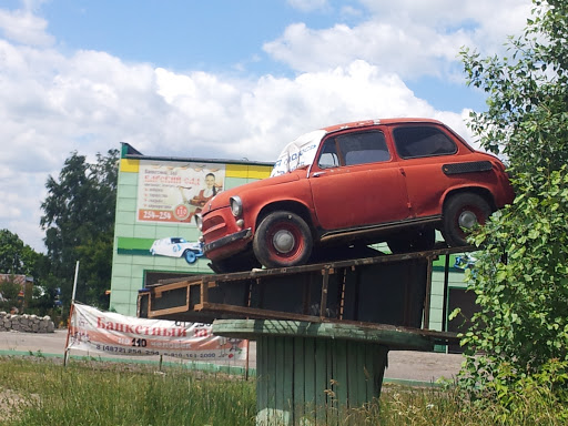 памятник первому советскому суперкару