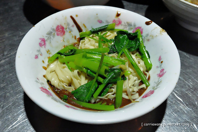 【台中小吃美食】阿春麵担。北屯國小地下道旁營業50年的老麵店，食尚玩家有報導，一到用餐時間人潮滿滿