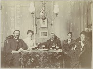 Drinkend gezelschap om een tafel