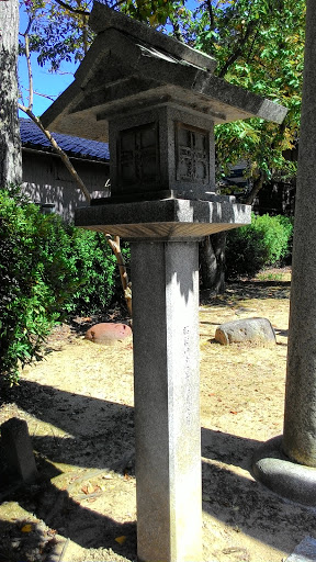 白山神社の灯籠