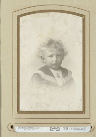 Portret van een jongetje in matrozenpak