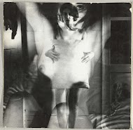 Dubbelopname van een staande naakte vrouw in een kamer met kussen voor zich