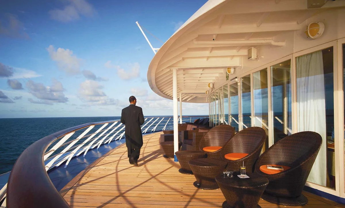 Silver_Cloud_Panorama_Lounge - Head to the Panorama Lounge for live piano music, afternoon tea and unimpeded views of the day's destination.