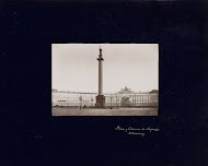 Alexanderzuil en de gebouwen van de Generale Staf met triomfboog in Sint Petersburg