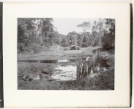 Gezicht op rivier met baggermolen bij Laboe-Dalam, Sumatra (Baggermaschine Laboe Dalam)