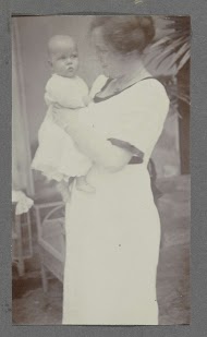 Vier en een halve maand oude baby Klaas Kleiterp in de armen van zijn moeder Tine Kleiterp-Vermeulen in Malang