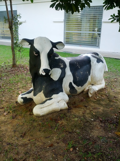 Dairy Farm Cow Statue 