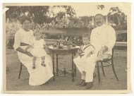 Familie Brouwers drinkt thee op de plantage Accaribo, Suriname