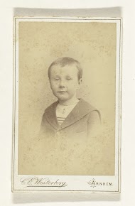 Studioportret van een jongetje in matrozenpak