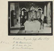 Groepsportret in een interieur van (v.l.n.r.) F.W. Emmerson, H.C. van der Zee, H. van Pouderoyen te Buchire