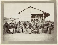 Groepsportret van mensen bij de paardenraces van Xiamen