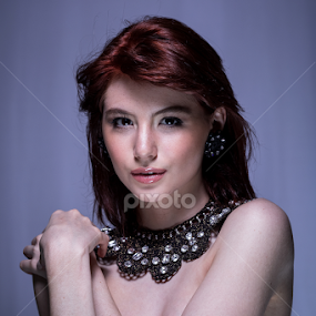 Staring Nat by Alejo Cedeno - People Fashion