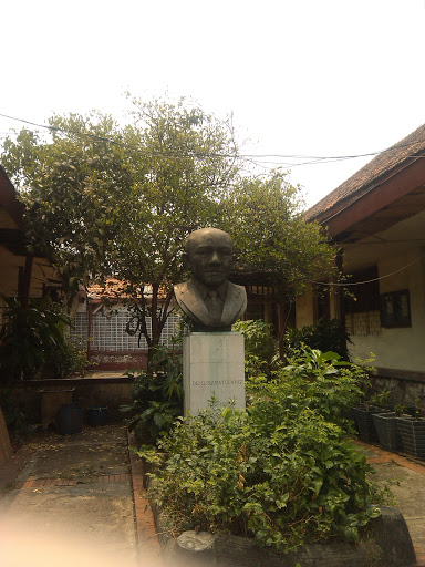 DR. GSSY Ratulangi Statue
