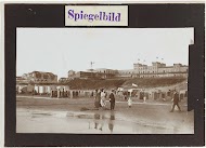 Het strand in Zandvoort met strandstoelen en Hotel d'Orange