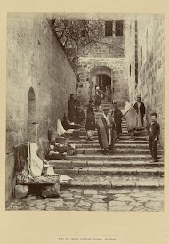 Mensen bij de opgang richting de Heilig Grafkerk in Jeruzalem