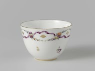 Kop zonder oor, beschilderd met strooibloemen en gouden lovertjes