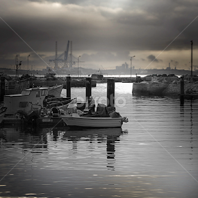 dia de mar by Rui Silva - Black & White Portraits & People