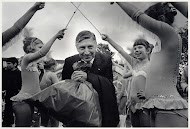 Ereboog voor Van Agt