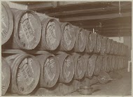 Houten vaten met drank op een rek