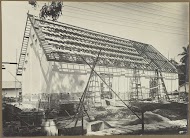 Pand langs het spoor in aanbouw