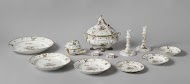 175 delen van een servies, veelkleurig beschilderd met een Kakiemon-decor