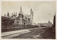 Gebouwen en torens van King's College in Cambridge, met lege straat erlangs