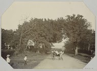 Straatgezicht met riksja met passagiers te Durban, Zuid-Afrika