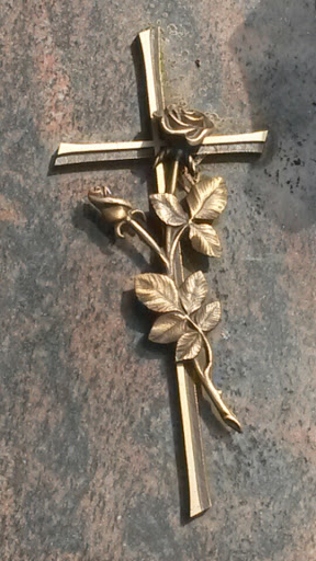 Rose vor einem Kreuz