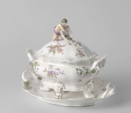 Terrine met onderschotel, beschilderd met bloemboeketten