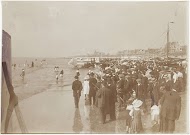 Een menigte mensen op het strand in Zandvoort