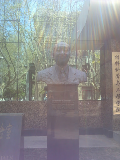 周惠久雕像