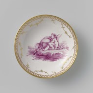 Schotel met een putto op wolken