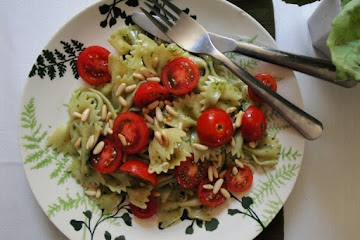 Farfalle with Tomato and Pesto