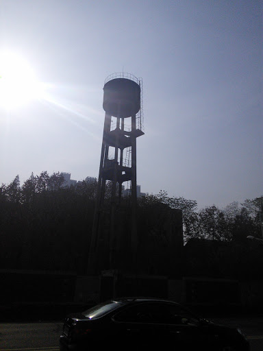 阳光中的水塔
