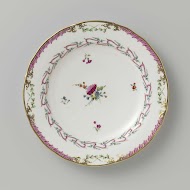 Bord, plat model, behorend bij een servies met geslingerd lintmotief met bladertakken, bloemboeketten en gestrooide bloemtakken