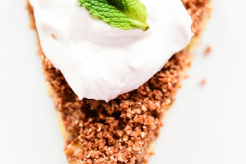 Raw Vegan Apple Pie with Cinnamon-Pecan Streusel