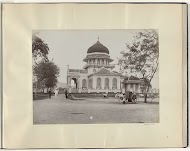 Mannen met een ossenkar voor de grote moskee van Banda Atjeh