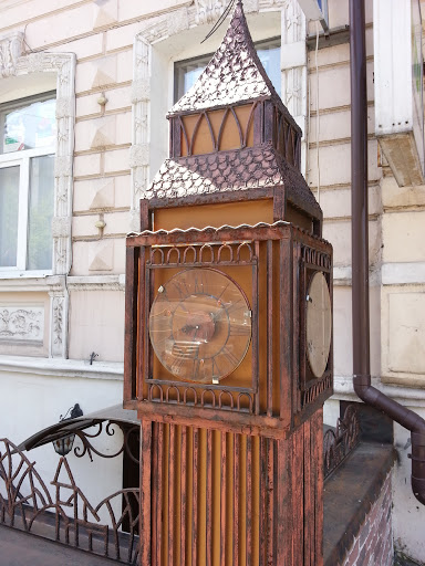 Old Clock at Big Ben Pub