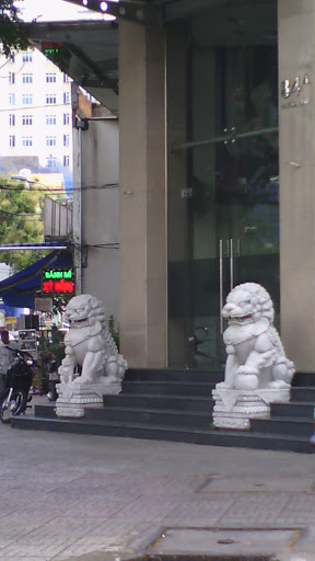 2 Guardians Statue