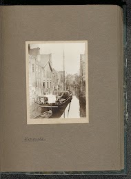 Doorkijk in de Voorstraatshaven in Dordrecht met op de voorgrond een schip