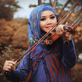 Biola kesayangan by Iqbal Organizer - People Portraits of Women