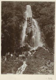Portret van de families Kessler en Heyning onder aan een bergwaterval in de Harz