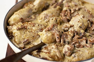 Pan-fried chicken in mushroom sauce