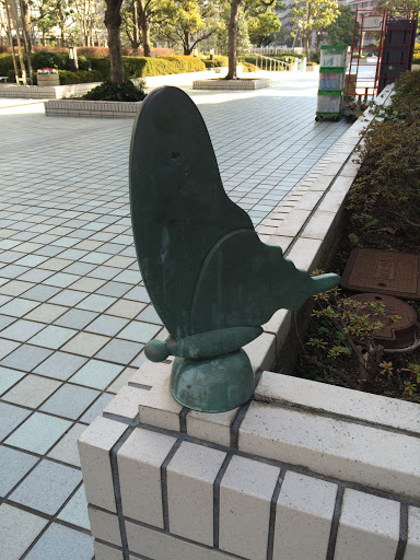 蝶の銅像