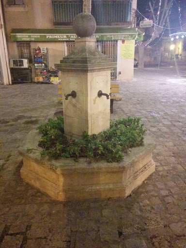 Fontaine De La Place Vendargues