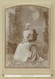 Portret van koningin Wilhelmina in Friese klederdracht