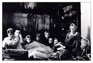 Leden van de vrouwenkraakgroep houden de wacht