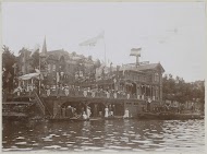 Versierd botenhuis van Roei- en zeilvereniging De Amstel bij de viering van het 25-jarig jubileum aan de Amsteldijk